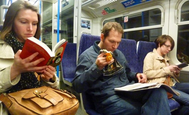 En Rumania puedes viajar gratis si vas leyendo libros durante el trayecto