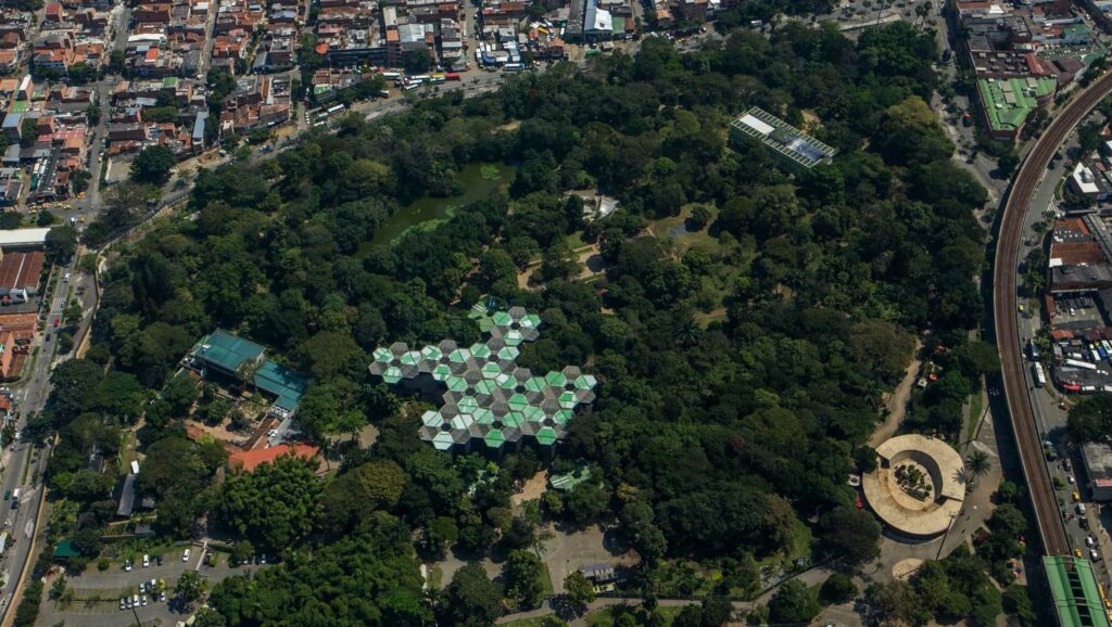 viajes Románticos Un edificio con forma de orquídea en medio de un parque increíble image viajes Románticos el orquideorama 1 e1482175950603