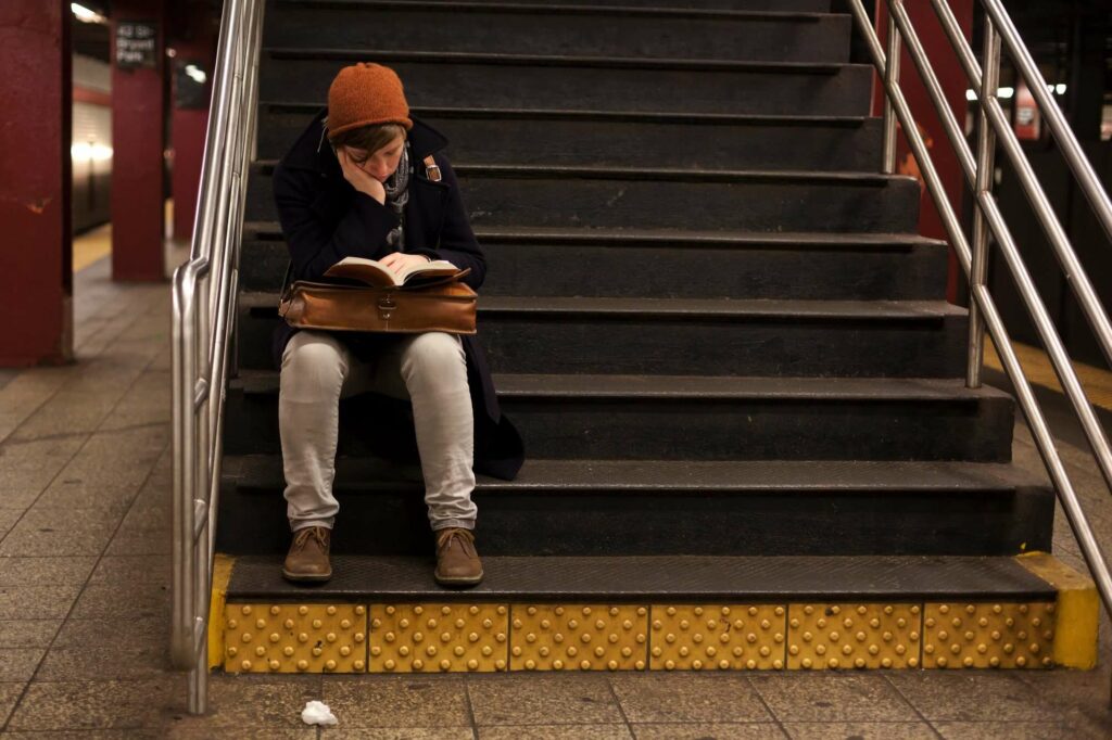 viajes Románticos En este metro puedes llevarte cualquier libro sólo con la promesa que lo devolverás cuando lo termines de leer. image viajes Románticos 5359005096 fb5b7d0d43 o