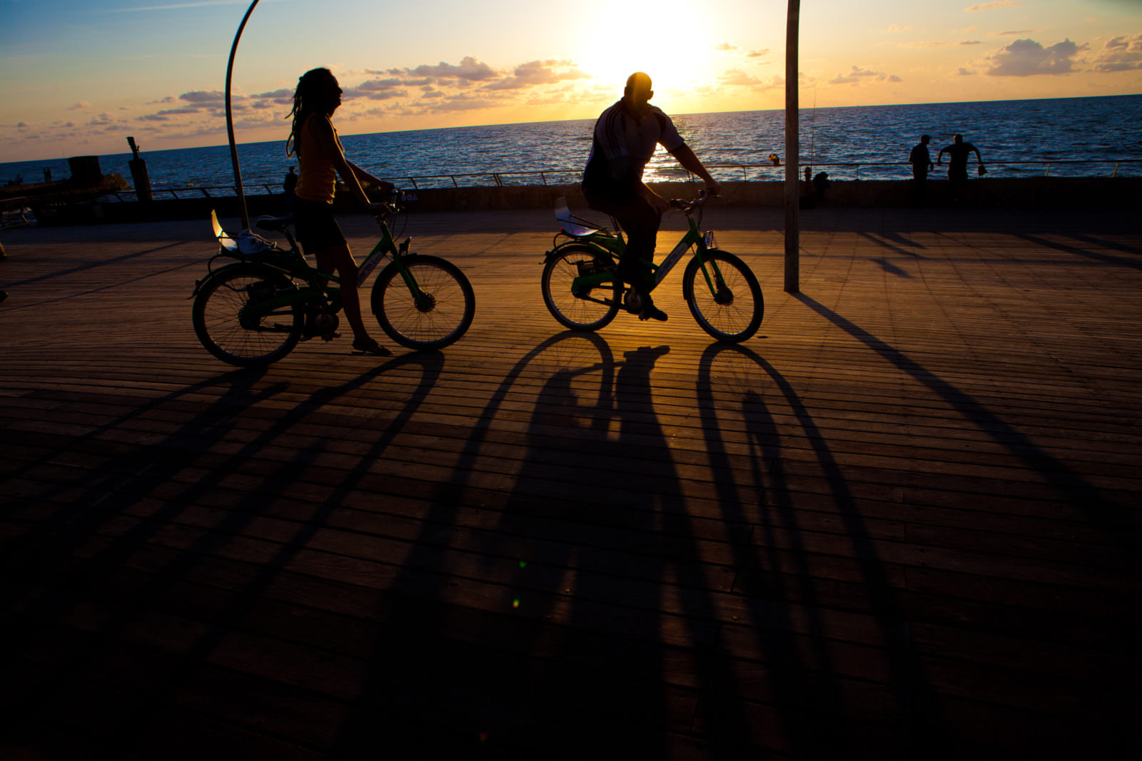 image preguntas viaje Israel Photo taken by Dana Friedlander for the Israeli Ministry of Tourism. Bycking on the Tel Aviv port promenade