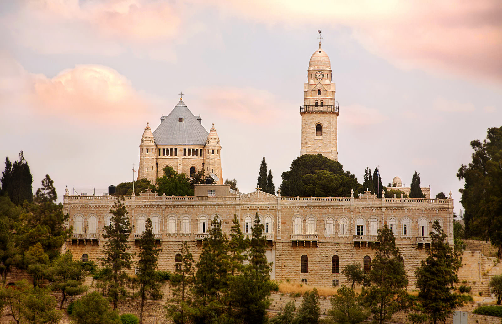 image preguntas viaje Israel Photo taken by Noam Chen for the Israeli Ministry of Tourism. an outside view of Dormition Abbey in Jerusalem the Old City.