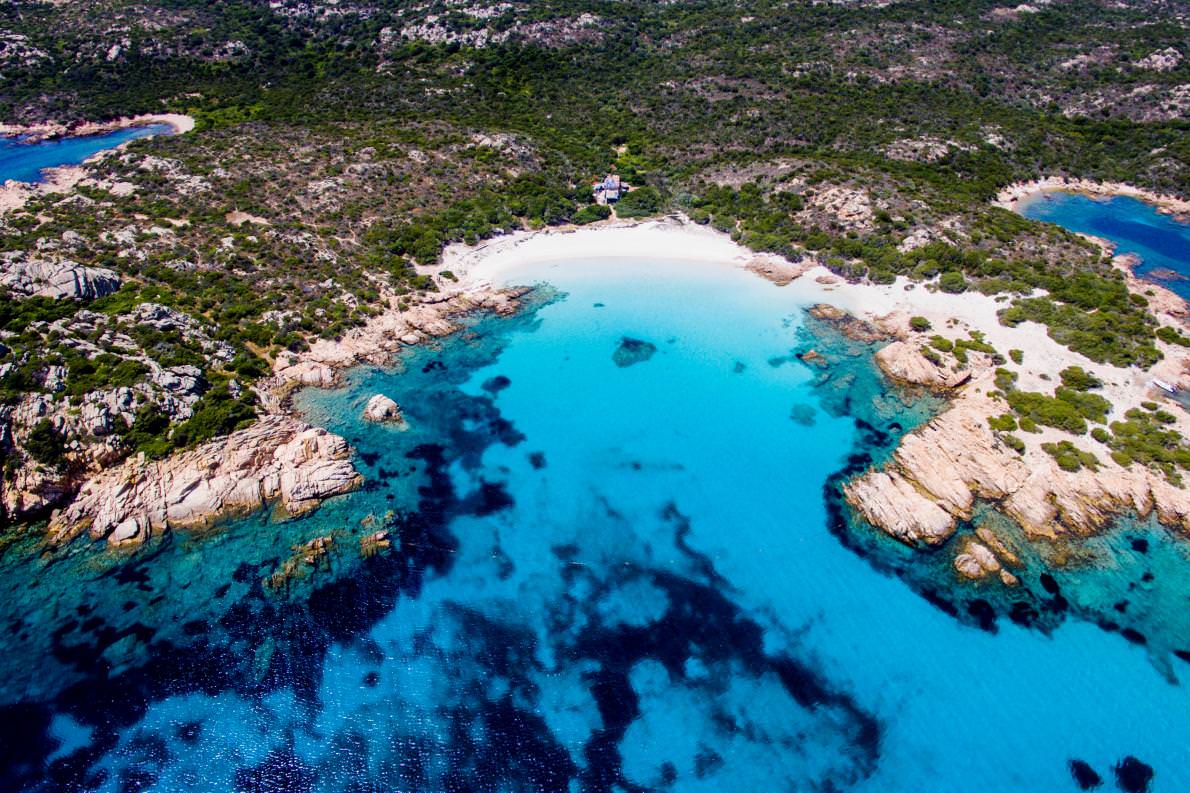 image hombre solo en una isla 28 años aerial budelli island italy