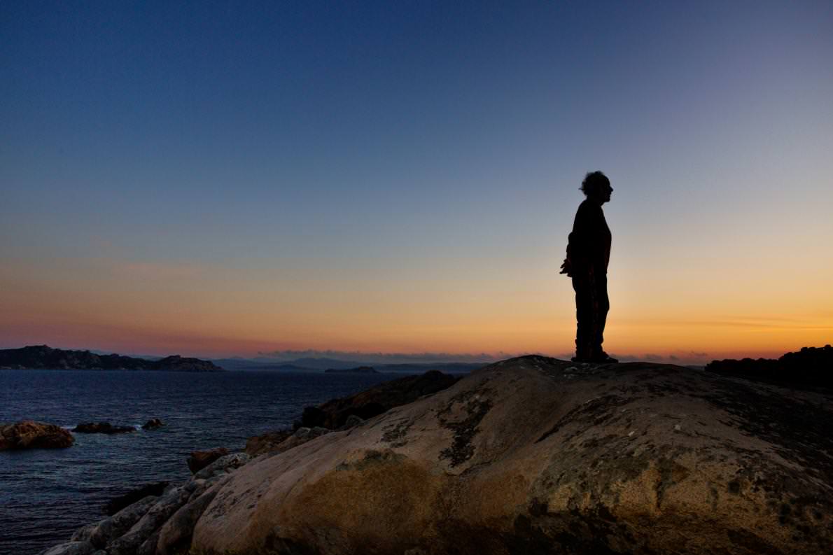 image hombre solo en una isla 28 años mauro shilouette budelli island italy