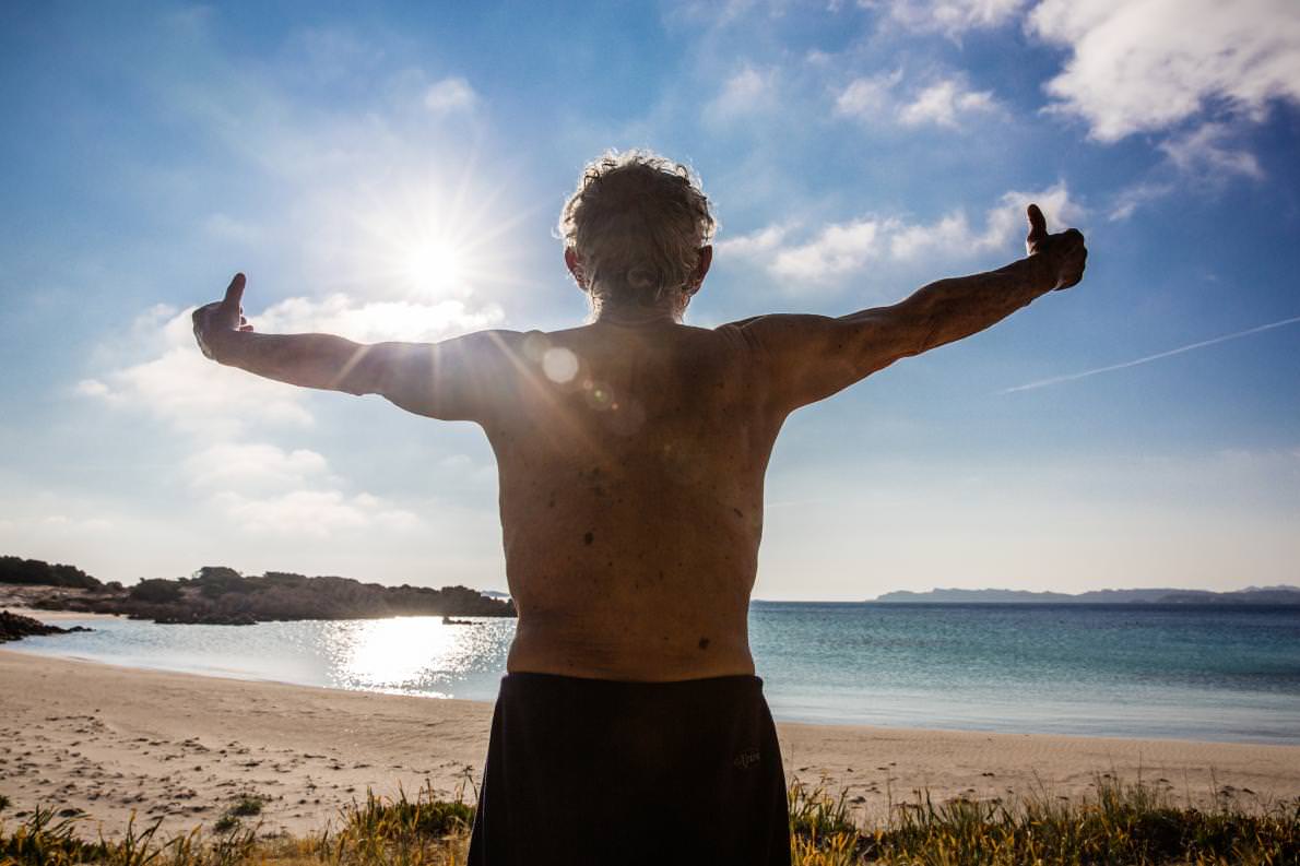 image hombre solo en una isla 28 años mauro tai chi budelli island italy