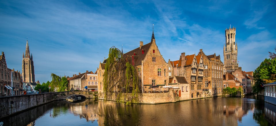 image brujas bruges canal towers