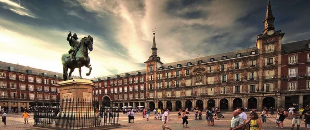 Granada Qué recorrer en Madrid si solamente tienes 48 horas Plaza Mayor en Madrid