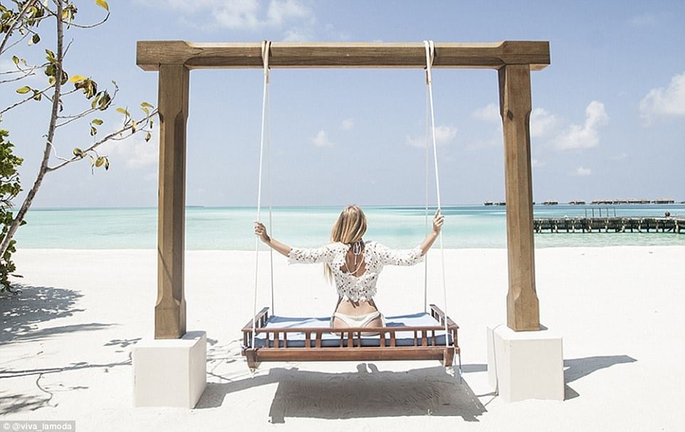 image Maldivas 456C460200000578 4989398 She s in the swing of things A guests relaxes on a Undholi a tra a 16 1508258823733