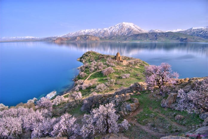 image lago Akhtamar Island on Lake Van with the Armenian Cathedral of the Holy Cross