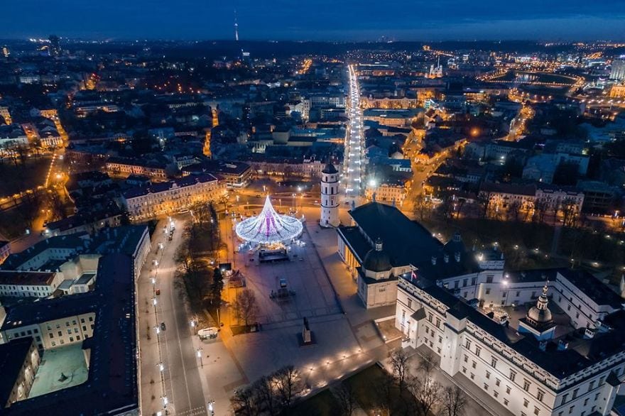 image árbol navidad Vilnius Does It Again Spectacular Christmas Tree Illuminated By 70000 Lightbulbs Starts Festive Season in Lithuanias Capital 5a251196e4779 880