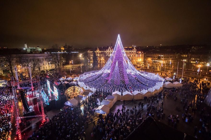 image árbol navidad Vilnius Does It Again Spectacular Christmas Tree Illuminated By 70000 Lightbulbs Starts Festive Season in Lithuanias Capital 5a251198a34ba 880