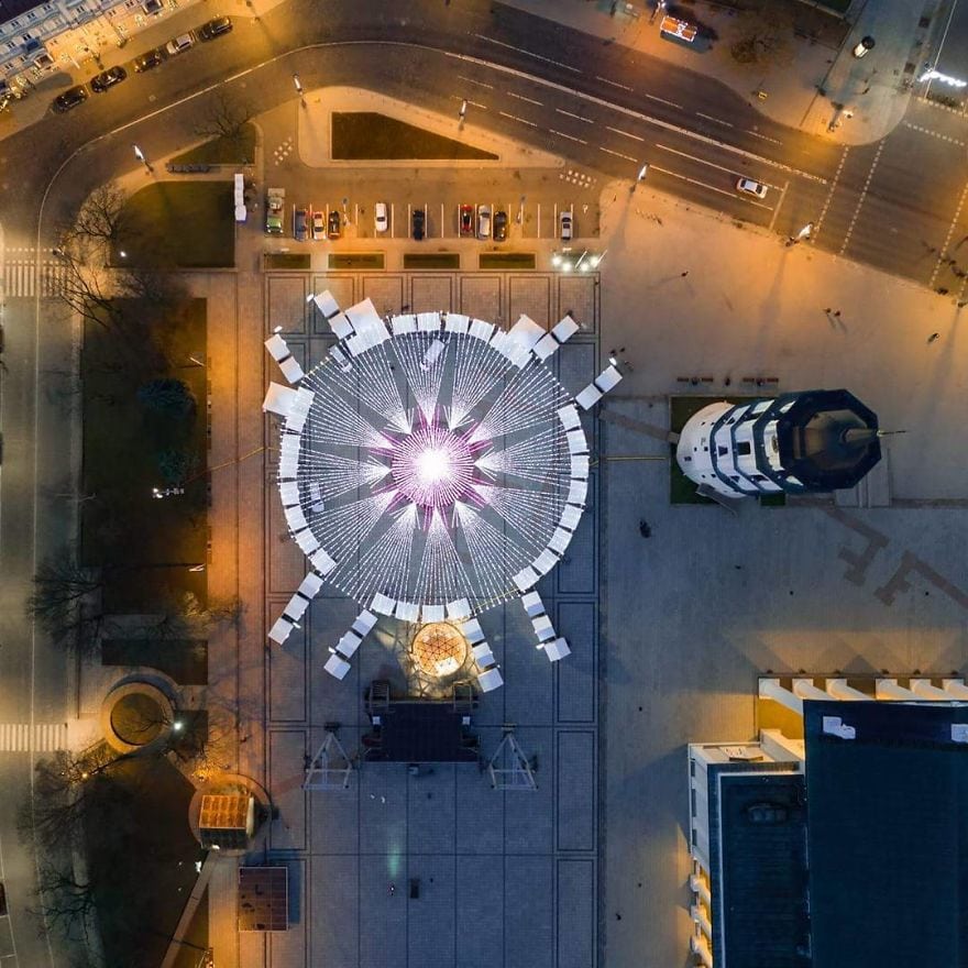 image árbol navidad Vilnius Does It Again Spectacular Christmas Tree Illuminated By 70000 Lightbulbs Starts Festive Season in Lithuanias Capital 5a251b8831d10 880