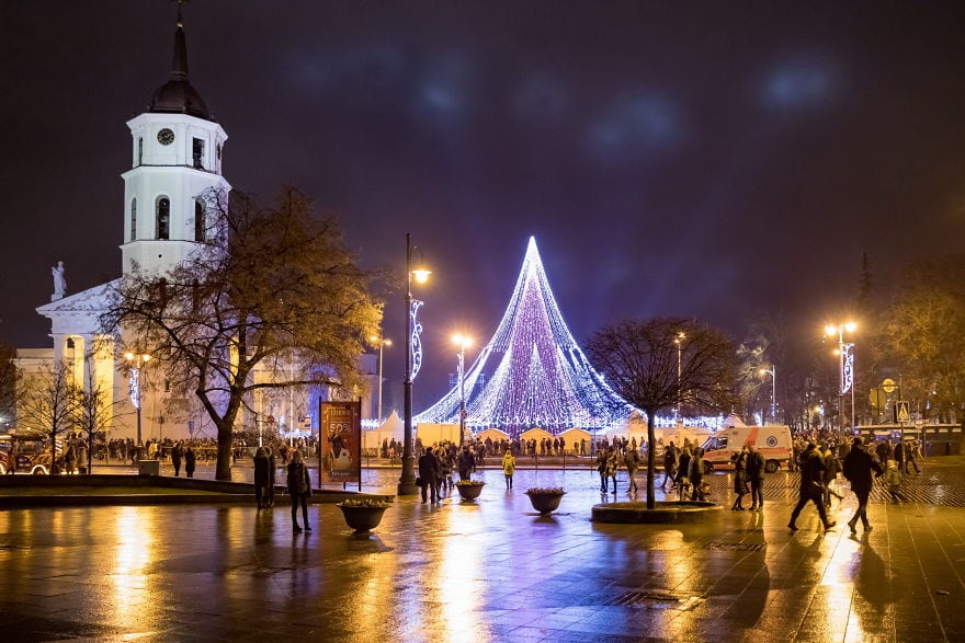 image árbol navidad Vilnius Does It Again Spectacular Christmas Tree Illuminated By 70000 Lightbulbs Starts Festive Season in Lithuanias Capital 5a2554e30cd34 880