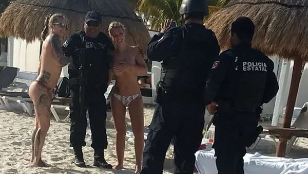 policias-posando-con-turistas-en-topless-1