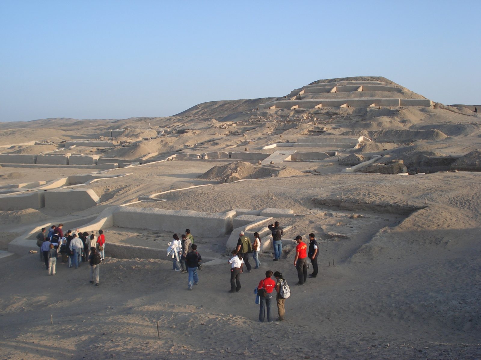 Turistas en Cahuachi.