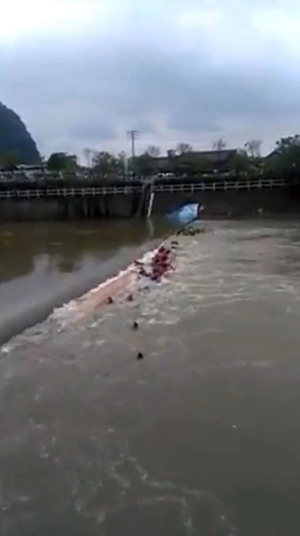 image Dos botes naufragaron en un rio en China SF 2