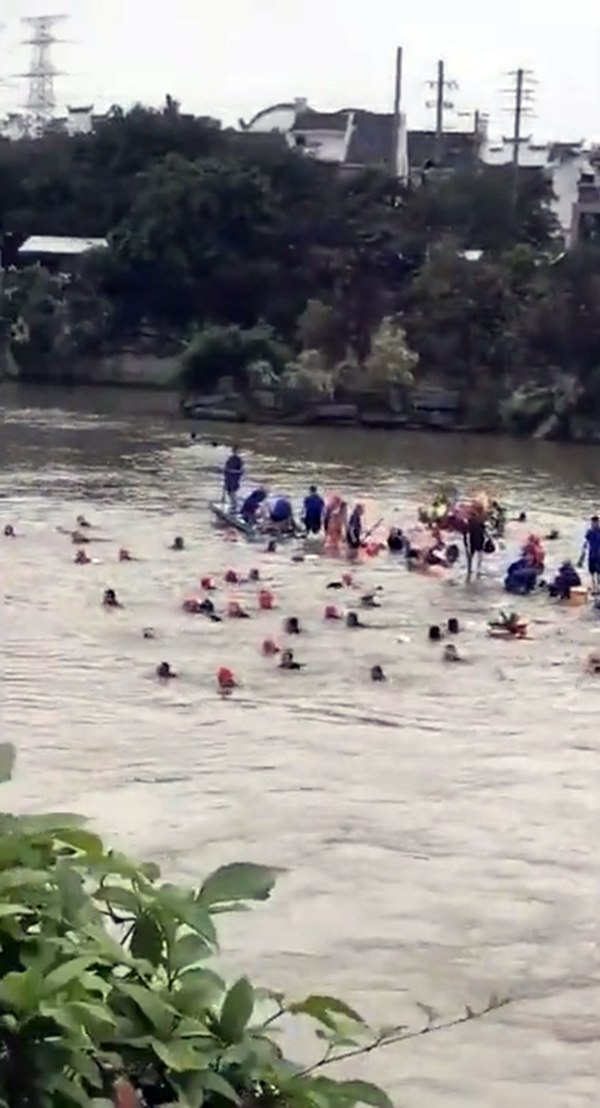 image Dos botes naufragaron en un rio en China SF 3