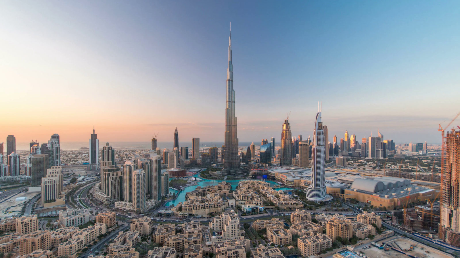 image Burj Khalifa dubai downtown day to night transition timelapse with burj khalifa and other towers view from the top before new year celebration in dubai united arab emirates lights turning on s6wkd2ece F0000