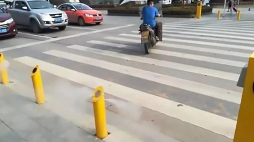 cascada artificial más alta del mundo Así funciona el semáforo que "castiga" a los peatones que cruzan en rojo en China image medicina semaforo