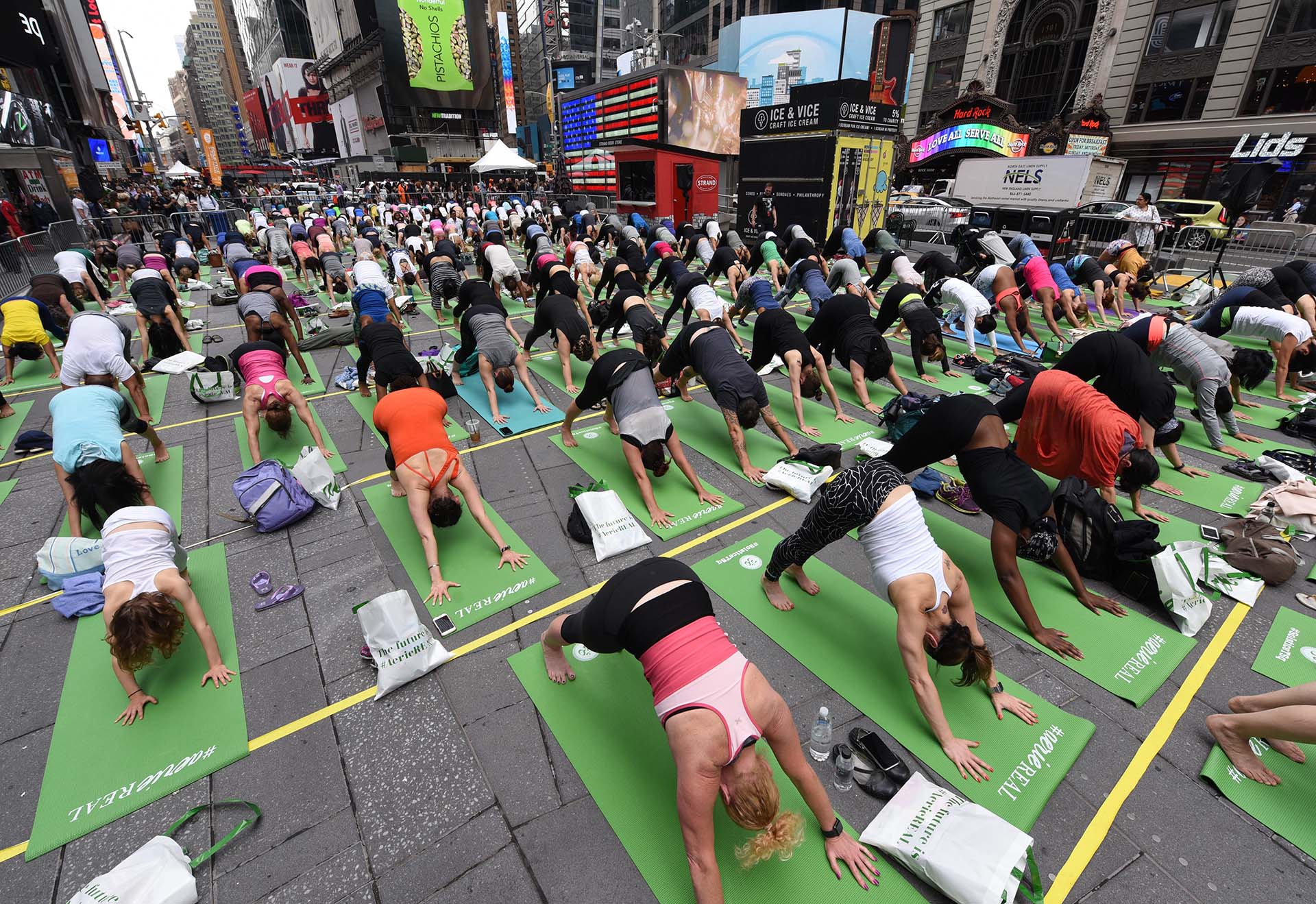 image Yoga 1529647019 769 miles de personas celebraron en times square el dia internacional del yoga