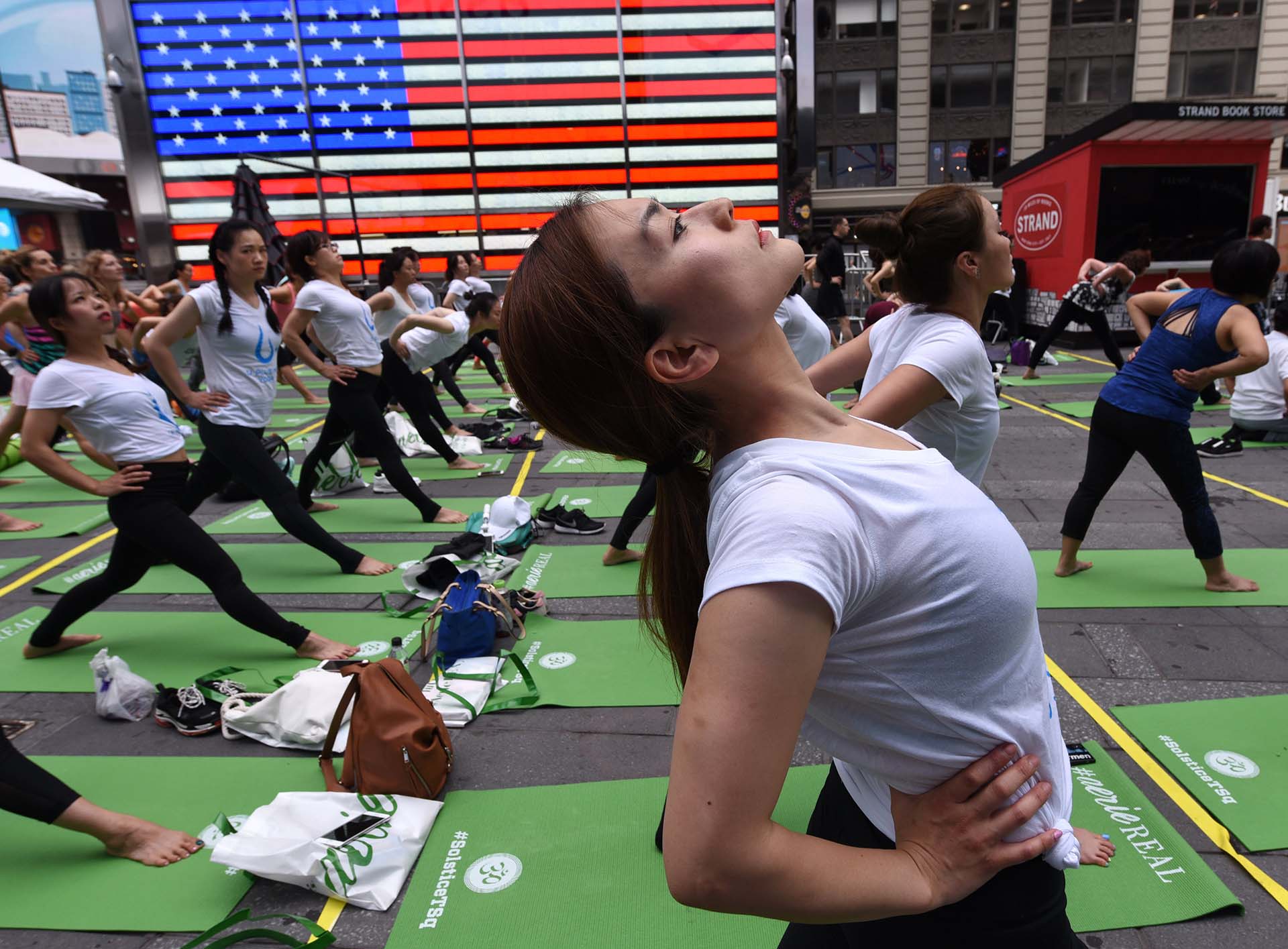 image Yoga Dia Internacional del Yoga en Time Square 8