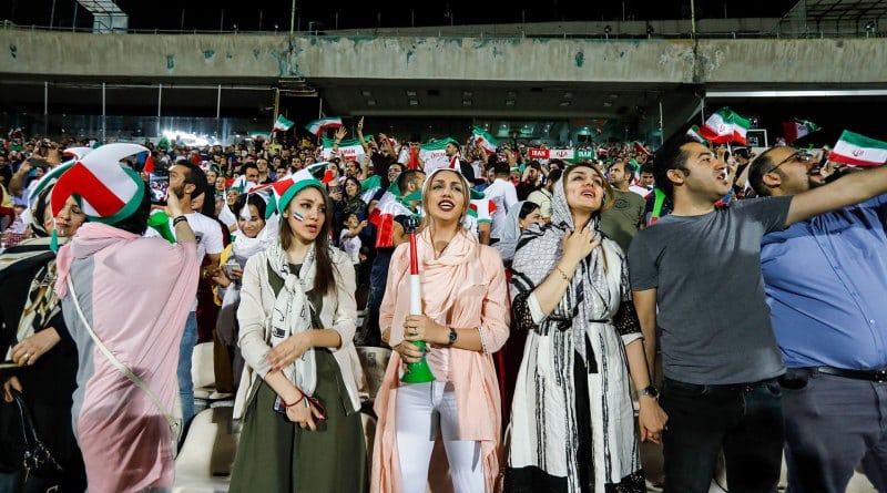 image partido Estadio Azadi de Teheran hombres y mujeres viendo partido Iran 5 1