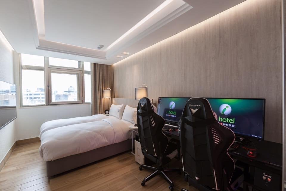 image Taiwán each room comes with two powerful gaming setups too