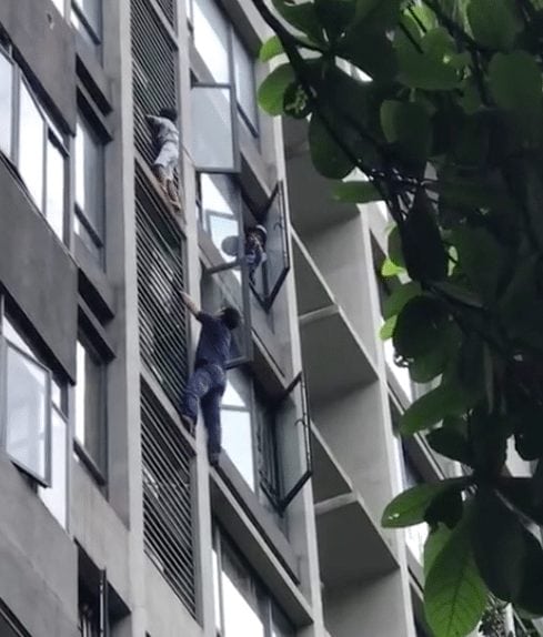 image China Dad climbs building to save son 2 e1534500439440