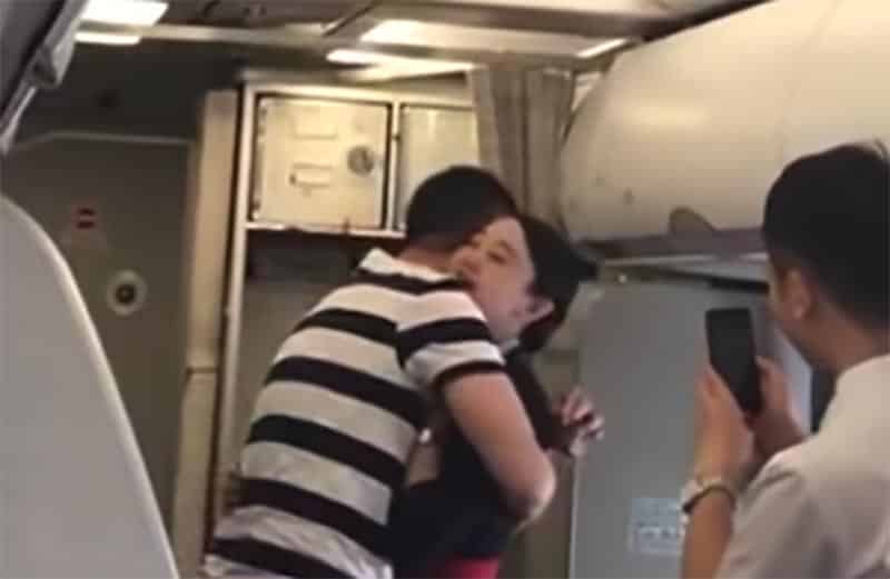 image azafata China Eastern Airlines flight attendant fired for accepting mid air marriage proposal