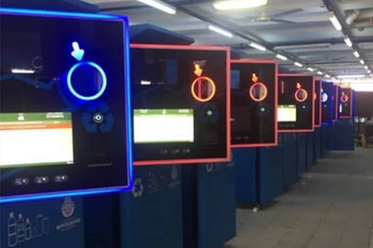 Istanbul-vending-machine-accepts-recycled-bottles-for-metro-credit1