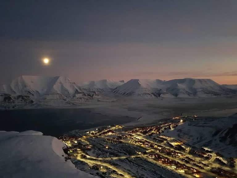 image polar night in longyearbyen anders magne lindseth courtesy of visit svalbard