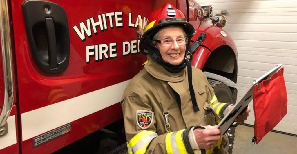 Abuela de 73 años trabaja como bombero voluntaria para 'sentirse útil' image abuela