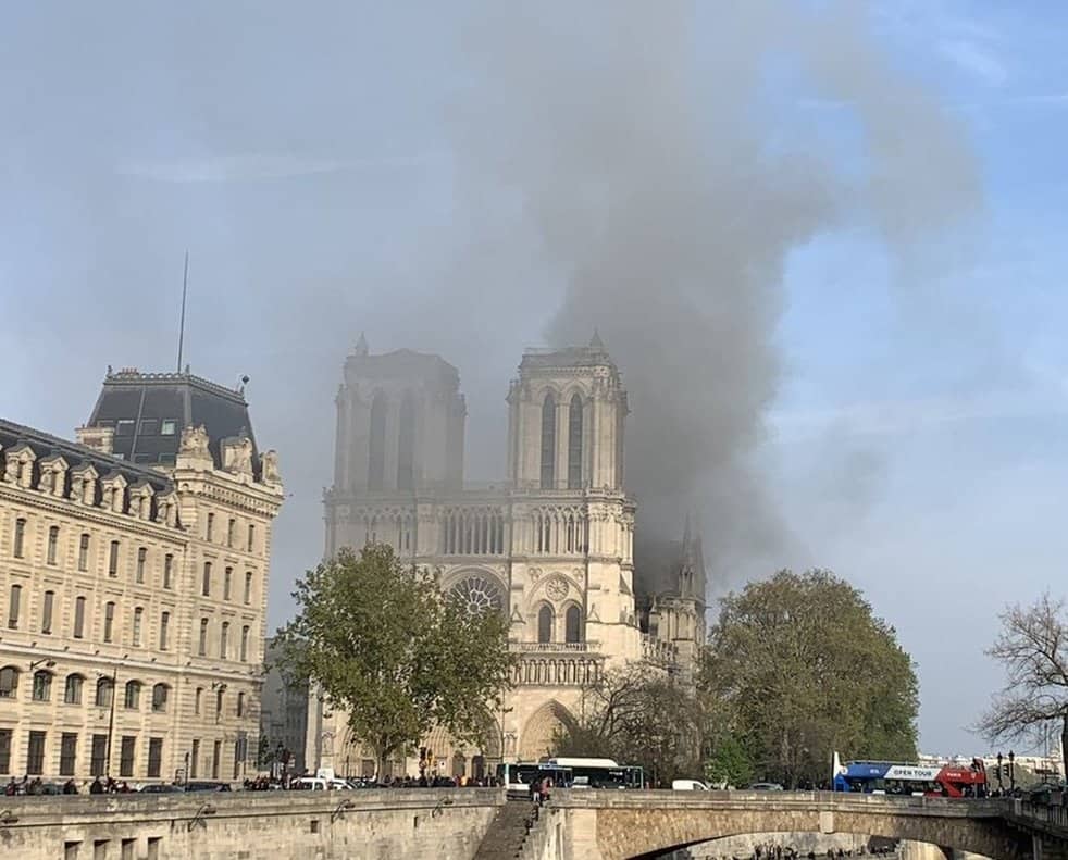 image una gran humareda catedral notre dame 1555348470734