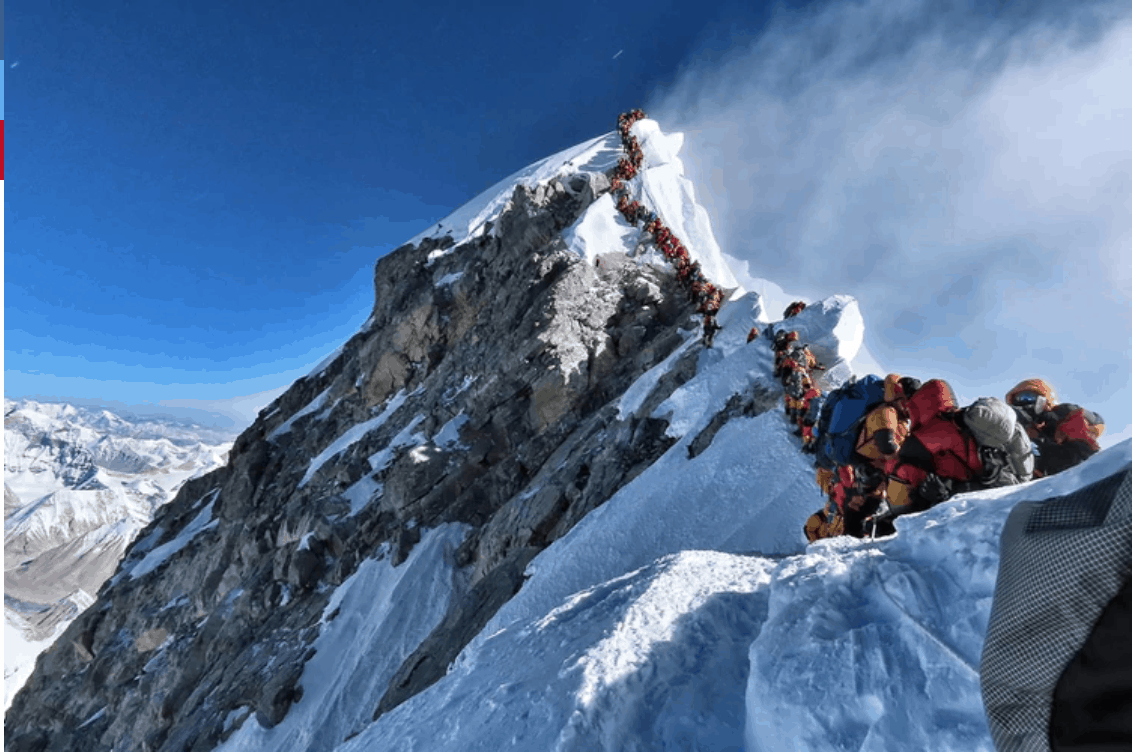 atasco personas cima everest