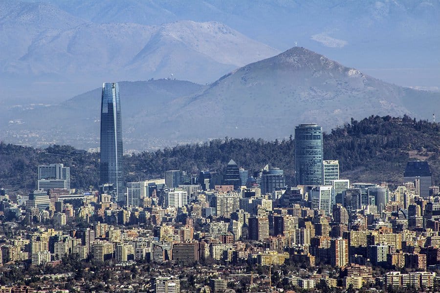 Chile extiende su cierre de fronteras durante todo el mes de mayo y aerolíneas deberán reprogramar los vuelos internacionales