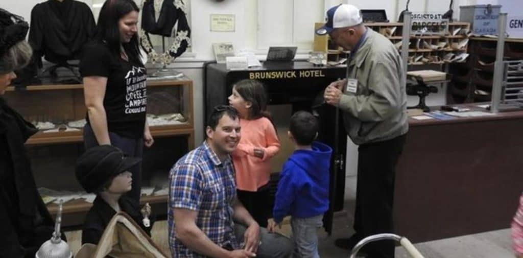 Con un solo intento, un turista logró abrir una caja fuerte que estuvo 50 años cerrada en un museo image stephen mills junto a su ImH7t8Ptk 1256x620 1