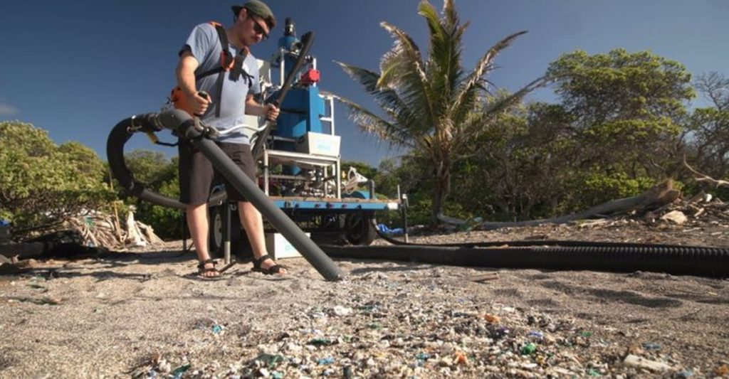 Jóvenes crean aspiradora que succiona los microplásticos de las playas image aspiradora