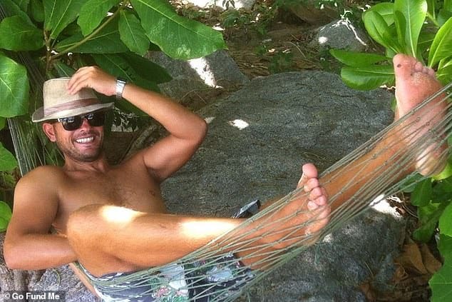 17074410-7339593-Less_Bragg_41_reportedly_swore_after_hearing_his_connecting_flig-a-194_1565313359658