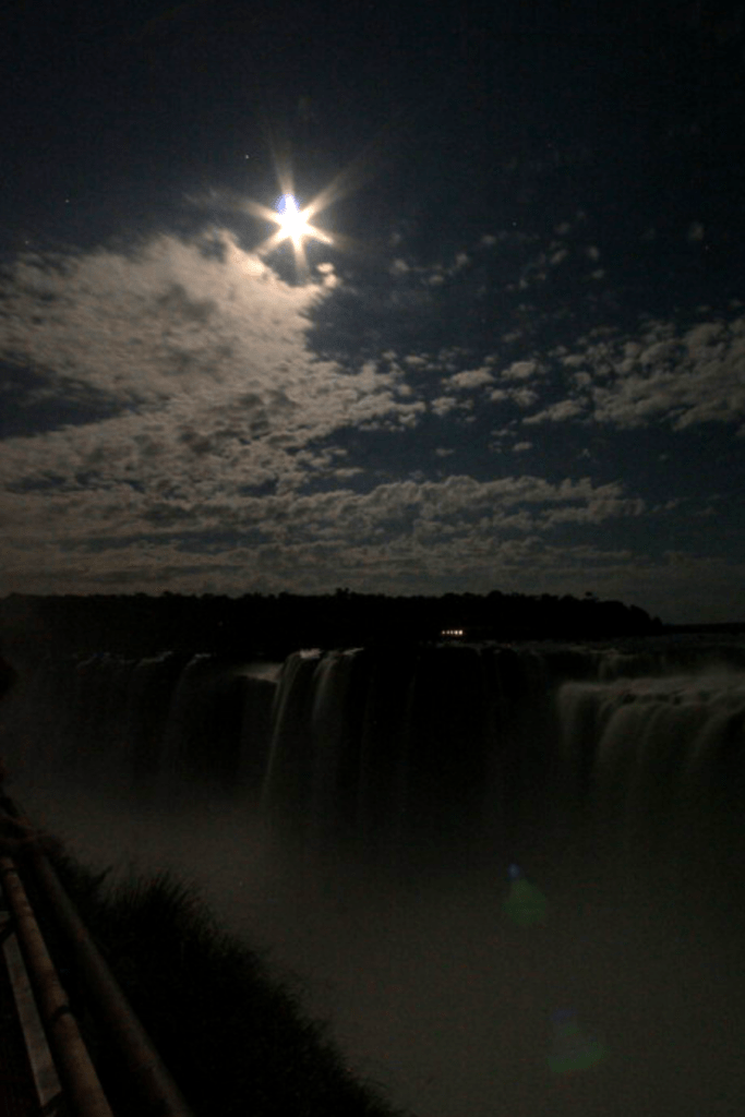 image Cataratas del Iguazú de noche Cataratas nota