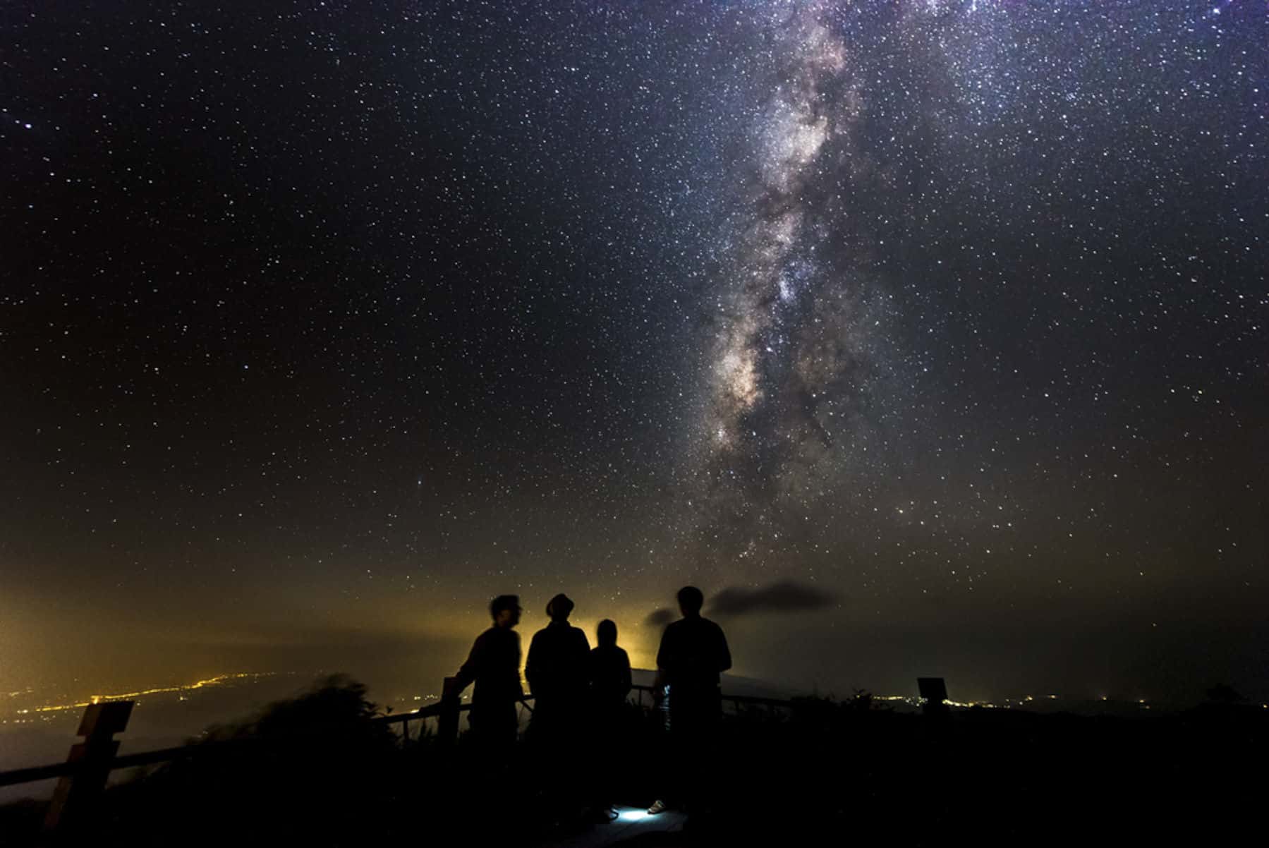 http://www.shutterstock.com/es/pic-225386353/stock-photo-milky-way-in-blue-sky.html?src=lLvTvP4ykDfeVYMLyle3Hw-1-23