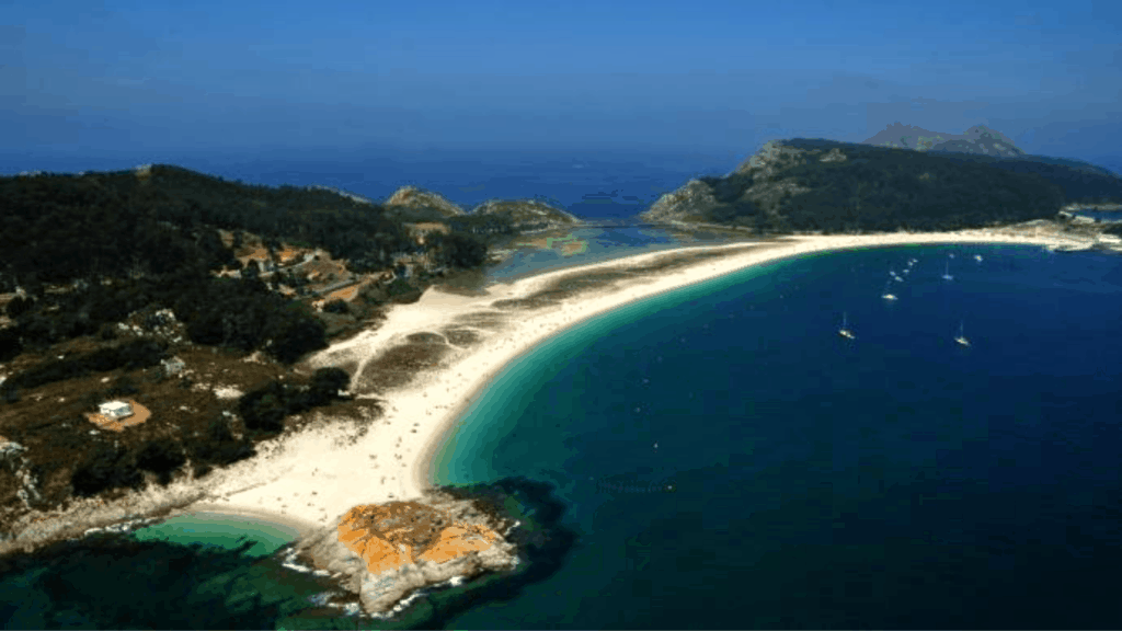 Seis de las playas más bellas de España para descubrir este verano image España