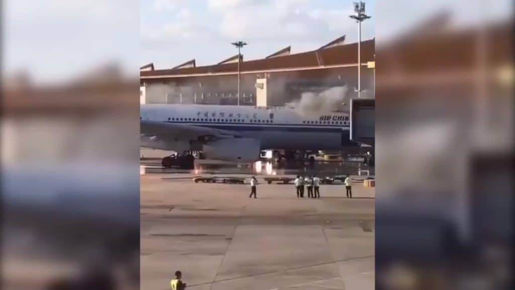 Pánico en un Aeropuerto en China: un avión se prendió fuego mientras subían los pasajeros image image 1