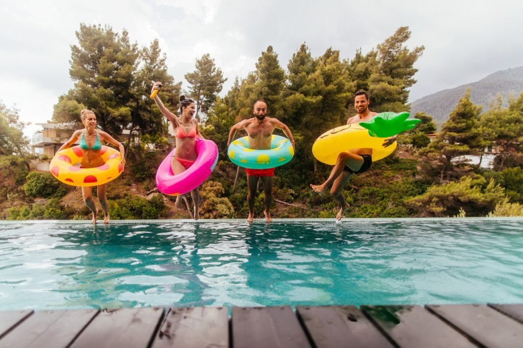 'Swimmy', el "Airbnb de las piscinas" que te permite alquilar la alberca de un extraño llega a España image piscinas compartidas alquiler espana 0