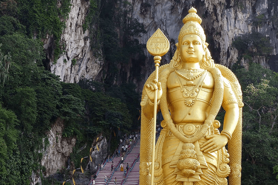 image cómo llegar a las cuevas de Batu videoblocks lord murugan statue at the entrance of batu caves in the suburbs of kuala lumpur malaysia hbpp12teb thumbnail full01