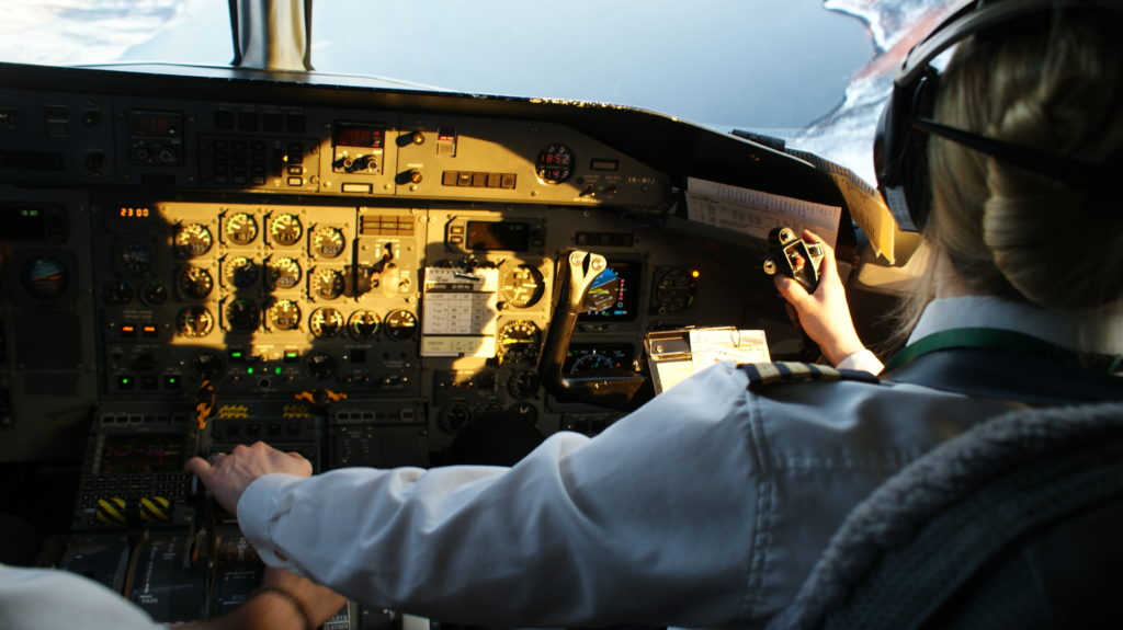 image Wideroe dash8 cockpit