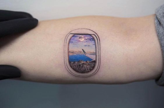 Tatuajes viajeros relacionados a aviones