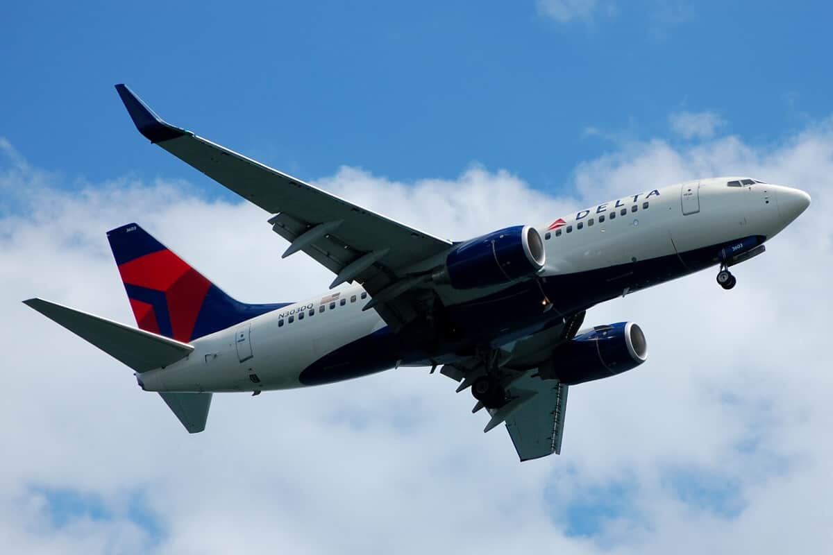 Delta_737-700_N303DQ (1)