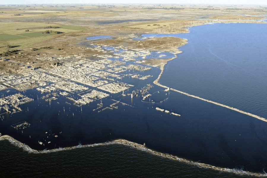 ¿Por qué Epecuén quedó bajo el agua? La trágica historia del pueblo argentino arrasado por un lago similar al Mar Muerto