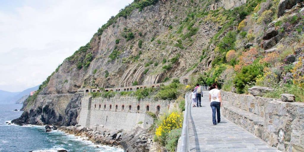 image cinque terre via dell amore approaching galleria. toppic