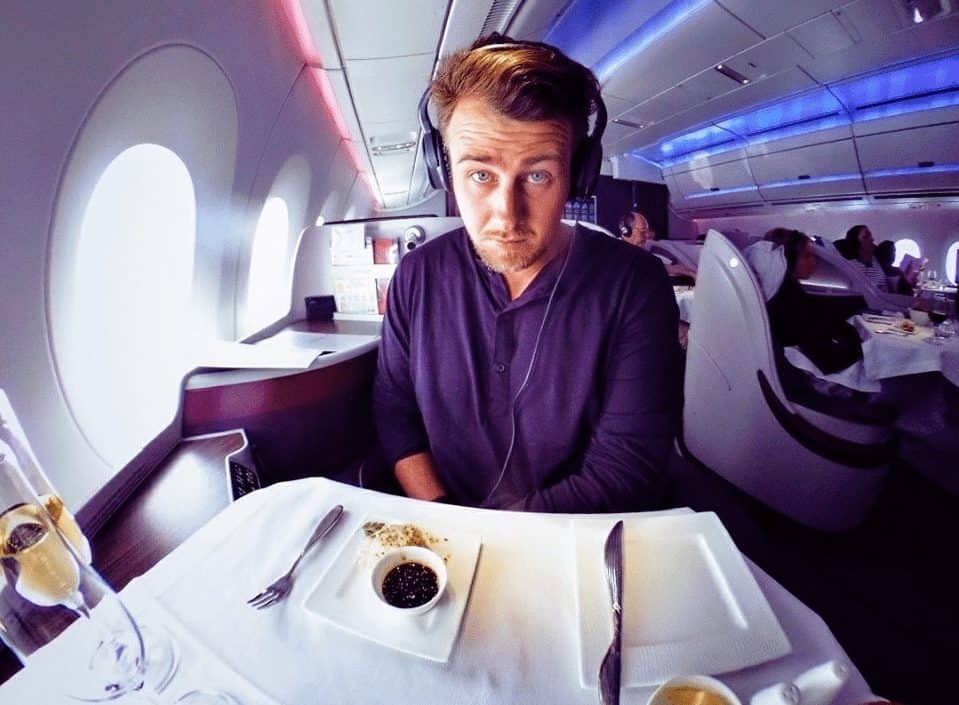 Si reconoces a este hombre en el aeropuerto frénalo, te regalará un boleto en primera clase o una suite de hotel totalmente gratis image go