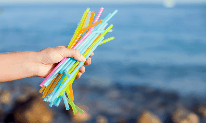 image plastic straws for web